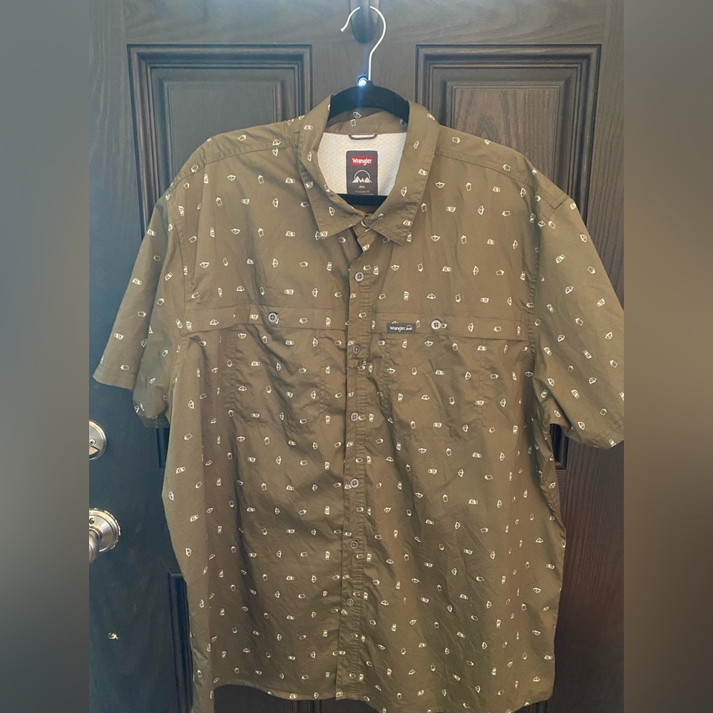 Wrangler authentic shirt in size 2xl,men’s green short sleeve casual